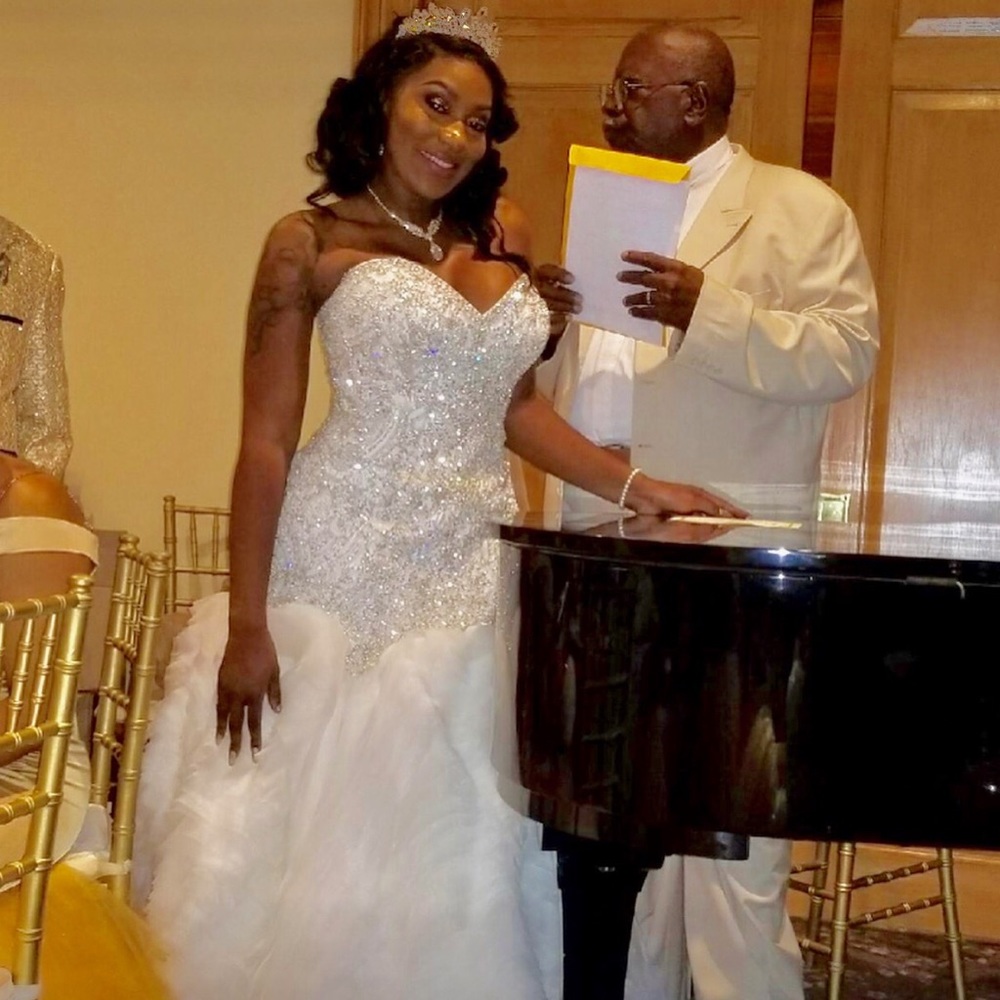 GORGEOUS Wedding Dress - Picture 2 of 8